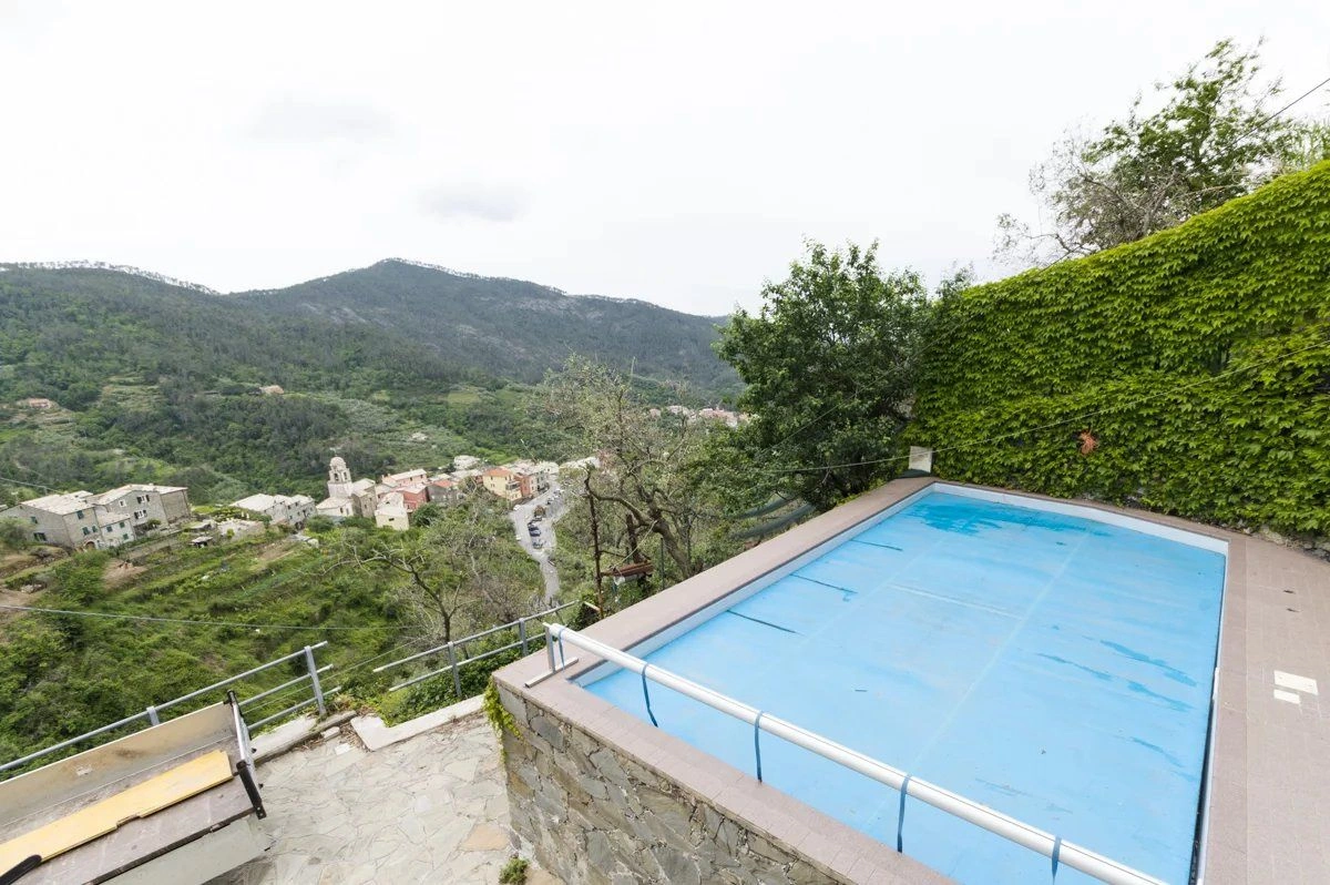 Вилла с бассейном в Леванто, окруженная просторным садом, Италия