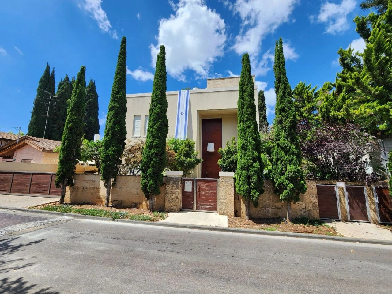 Villa surrounded by a green park in Ramat Gan, Israel