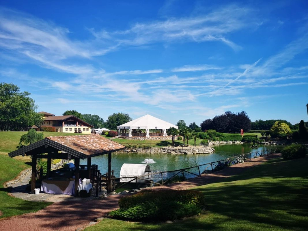 Вилла в Баренго, окруженная садом с частным озером, Италия