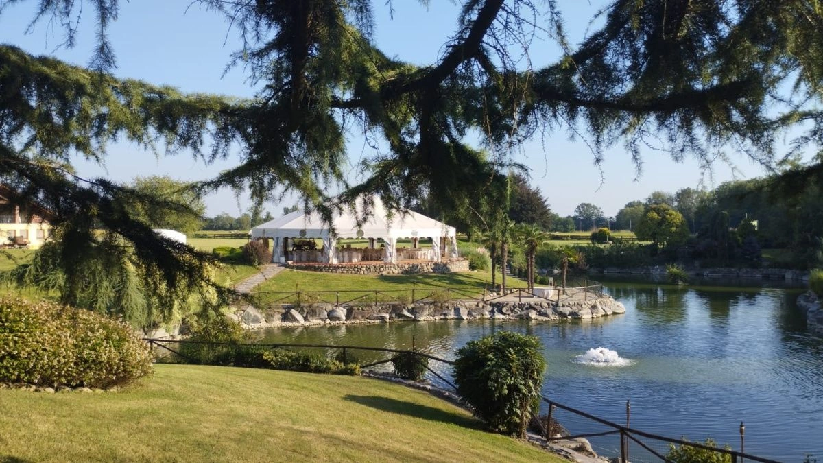 Вилла в Баренго, окруженная садом с частным озером, Италия