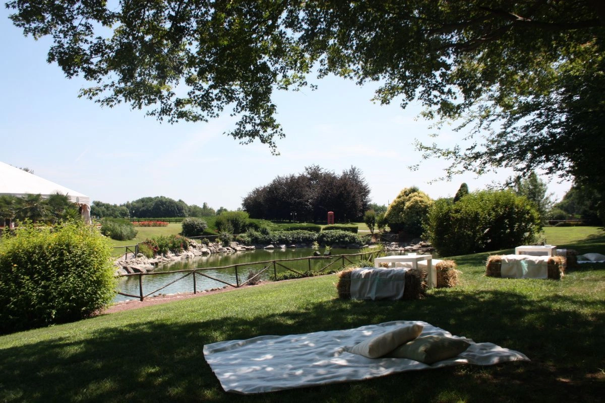 Вилла в Баренго, окруженная садом с частным озером, Италия