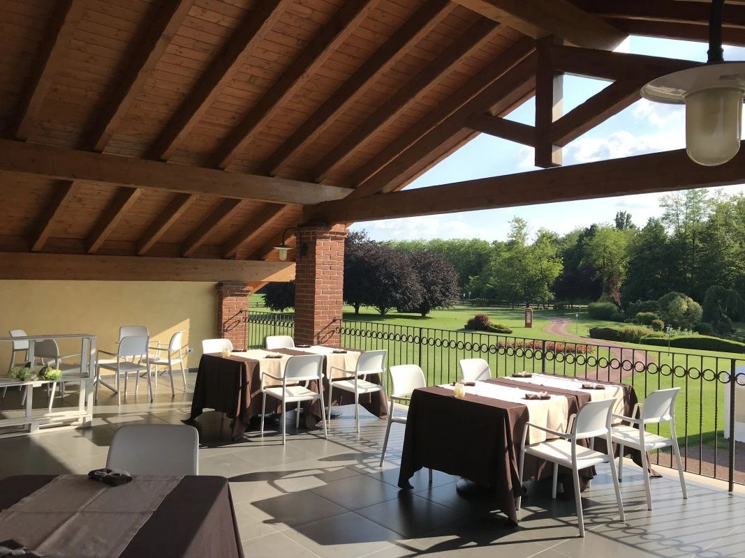 Вилла в Баренго, окруженная садом с частным озером, Италия