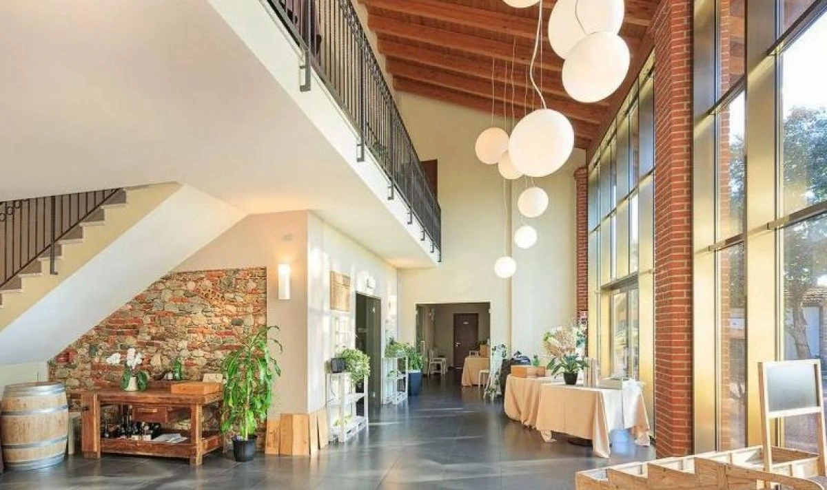 Вилла в Баренго, окруженная садом с частным озером, Италия