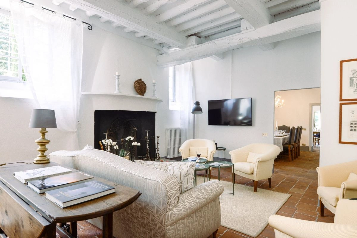 Историческая вилла в Луке, окруженная виноградниками и оливковыми рощами, Италия