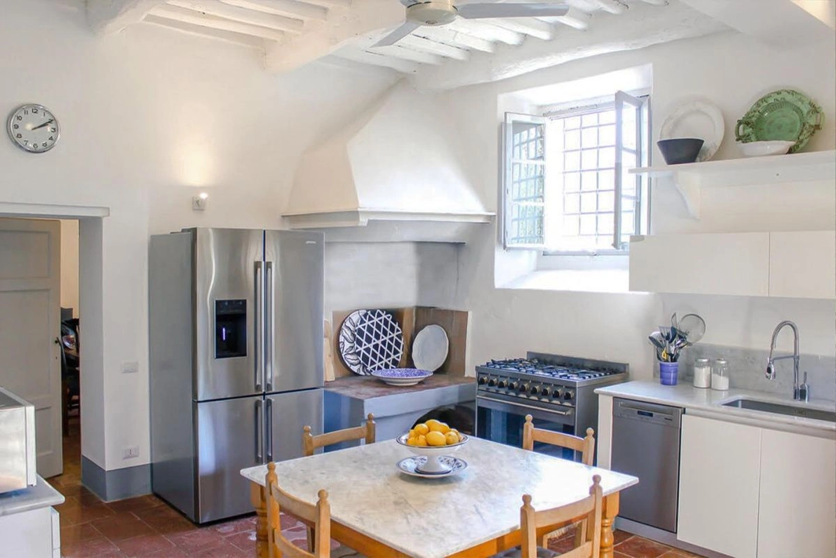 Историческая вилла в Луке, окруженная виноградниками и оливковыми рощами, Италия