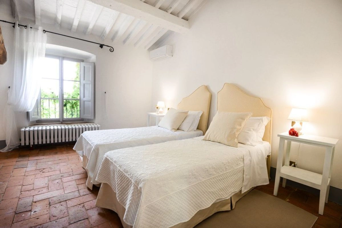 Историческая вилла в Луке, окруженная виноградниками и оливковыми рощами, Италия