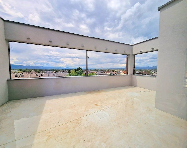 Пентхаус 3+1 с современным архитектурным решением в Любляне