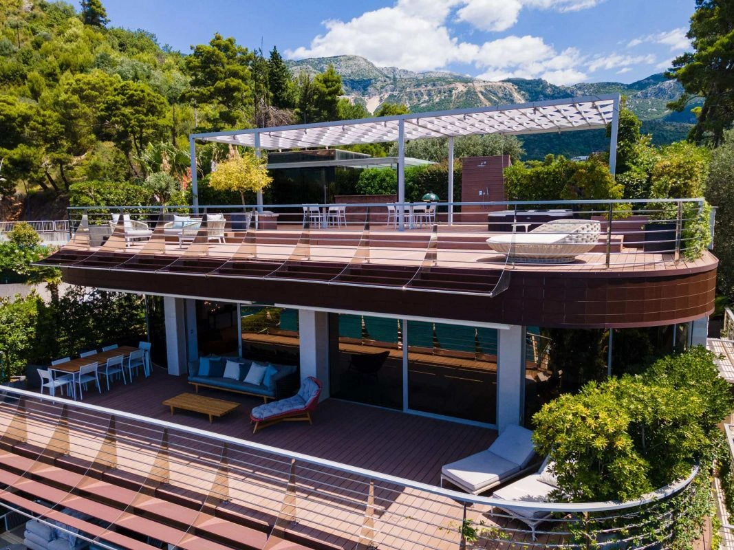 Просторный пентхаус 744 м2 с большой террасой в Будве