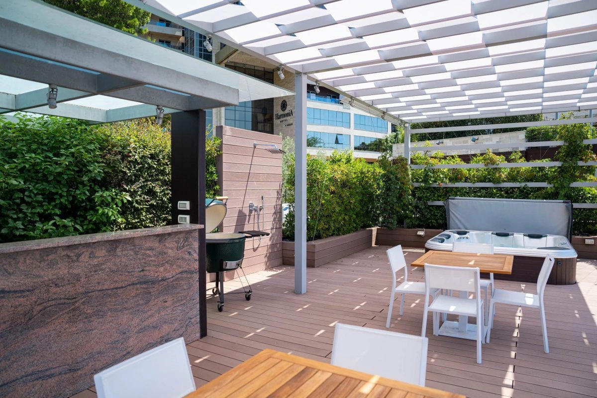 Просторный пентхаус 744 м2 с большой террасой в Будве