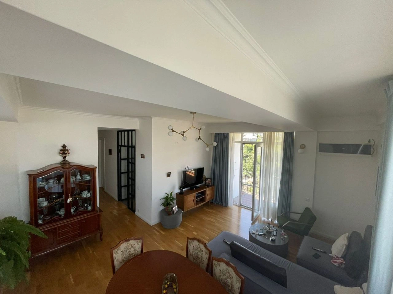 Просторная квартира 135 м2 с 2 балконами в Тбилиси