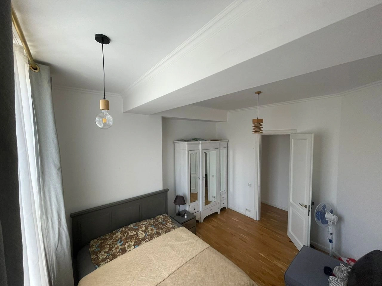 Просторная квартира 135 м2 с 2 балконами в Тбилиси