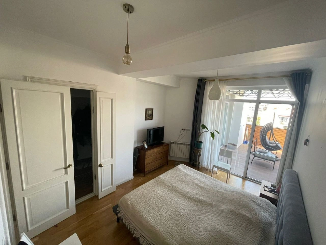 Просторная квартира 135 м2 с 2 балконами в Тбилиси