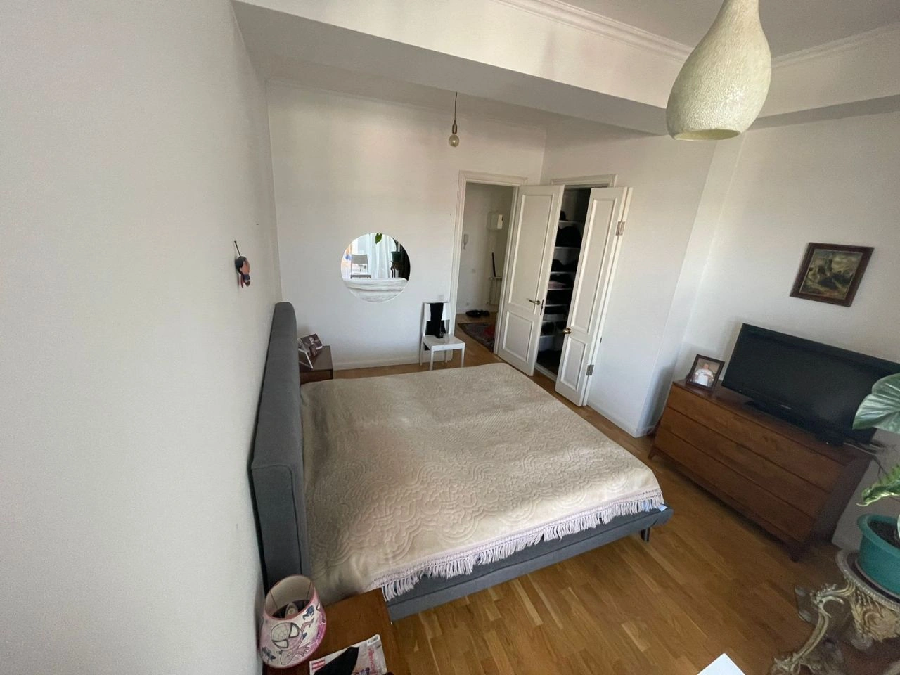 Просторная квартира 135 м2 с 2 балконами в Тбилиси