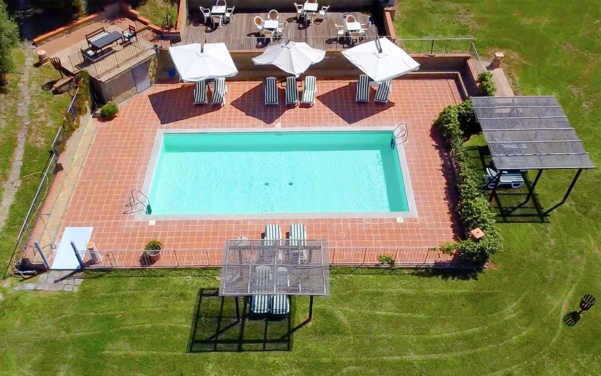 Вилла в Сиене среди холмов с панорамным видом на тосканскую сельскую местность, Италия