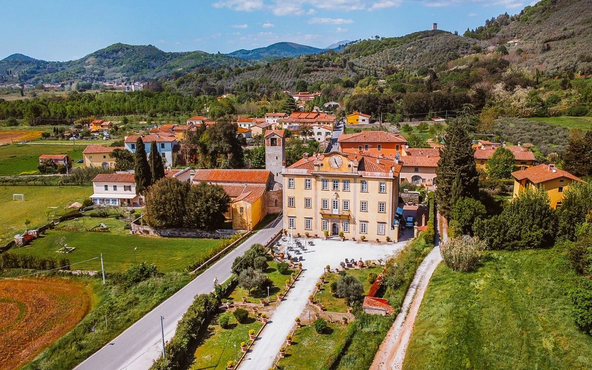 Неоклассическая вилла 16 века в живописном районе Луcca - 2,900,000 €