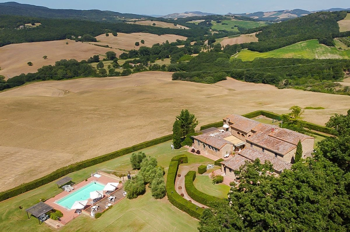 Вилла в Сиене среди холмов с панорамным видом на тосканскую сельскую местность, Италия