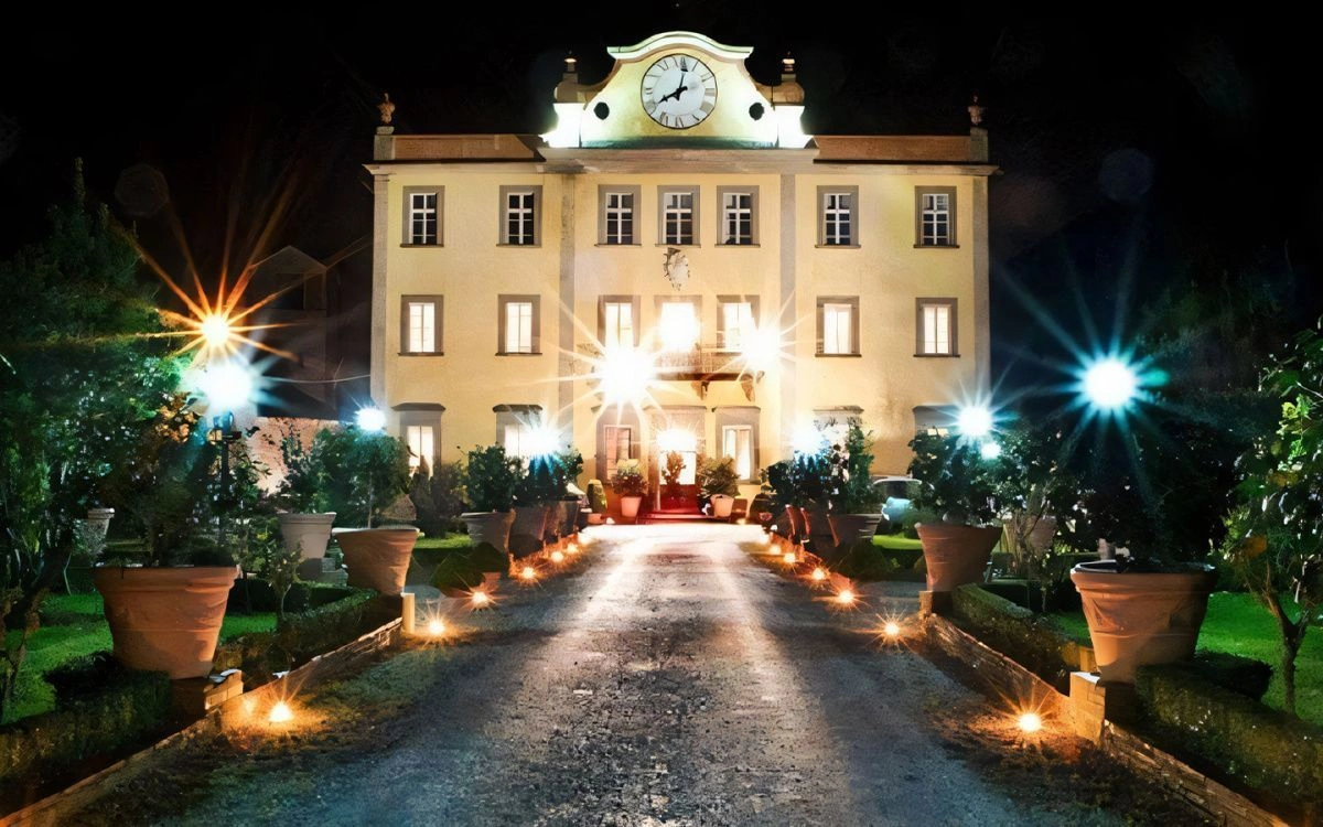 Неоклассическая вилла 16 века в живописном районе Луcca - 2,900,000 €