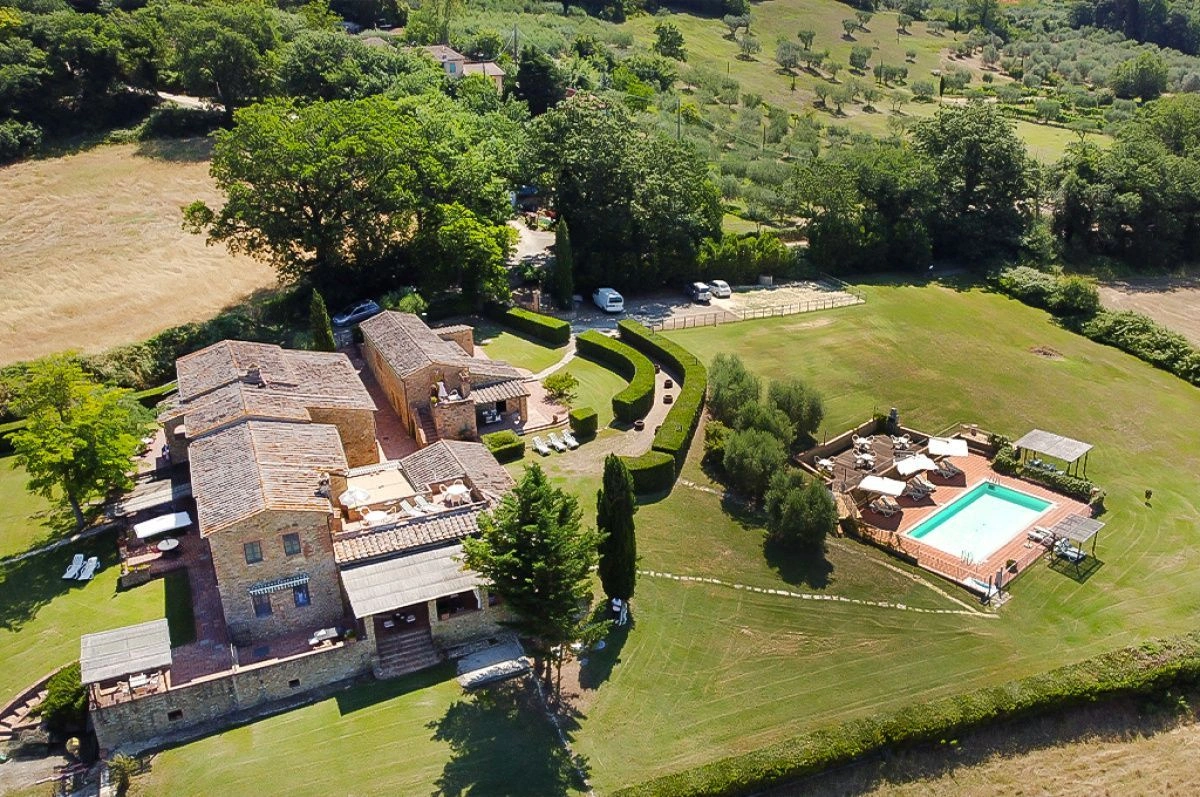 Вилла в Сиене среди холмов с панорамным видом на тосканскую сельскую местность, Италия