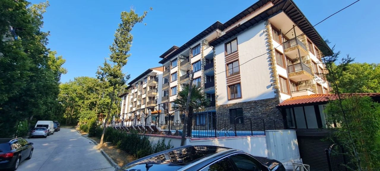 Просторная 2+1 квартира с просторной террасой в Приморско, Болгария