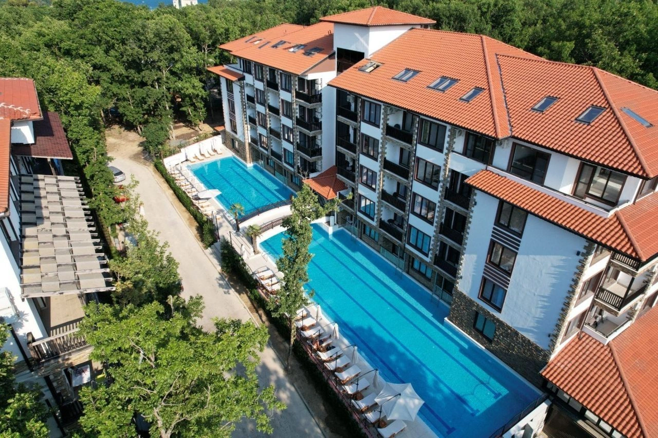 Просторная 2+1 квартира с просторной террасой в Приморско, Болгария