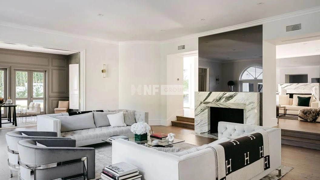 Вилла с двусветными потолками в Лос‑Анджелесе, США