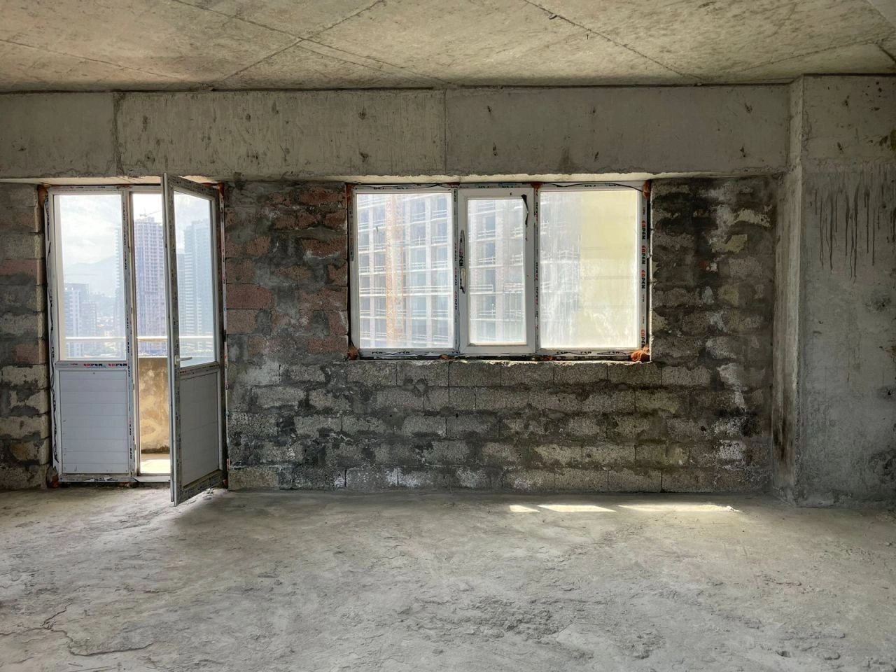 Светлая 2+1 квартира в черновой отделке в Батуми