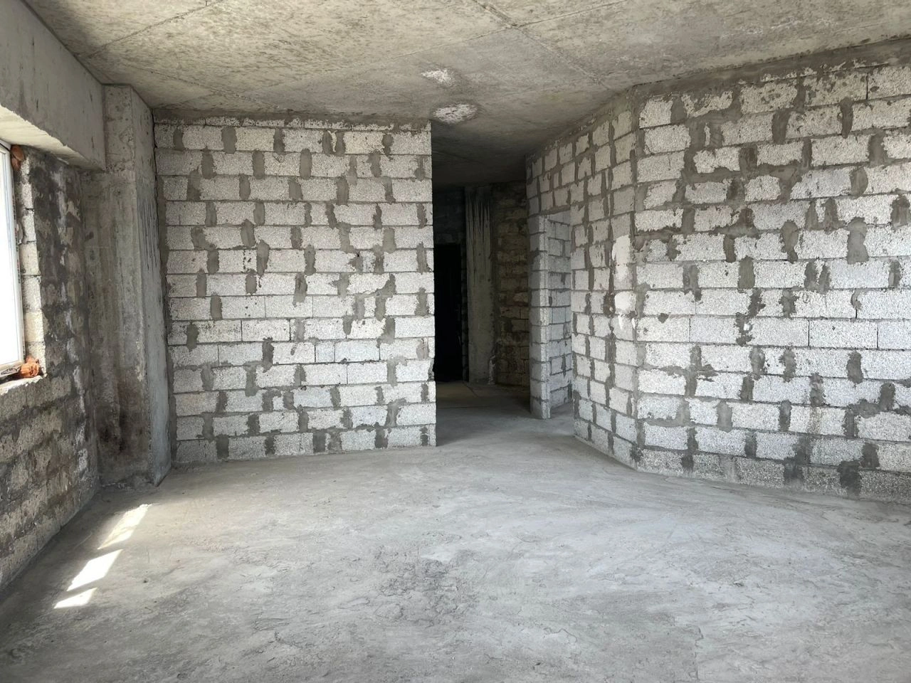 Светлая 2+1 квартира в черновой отделке в Батуми