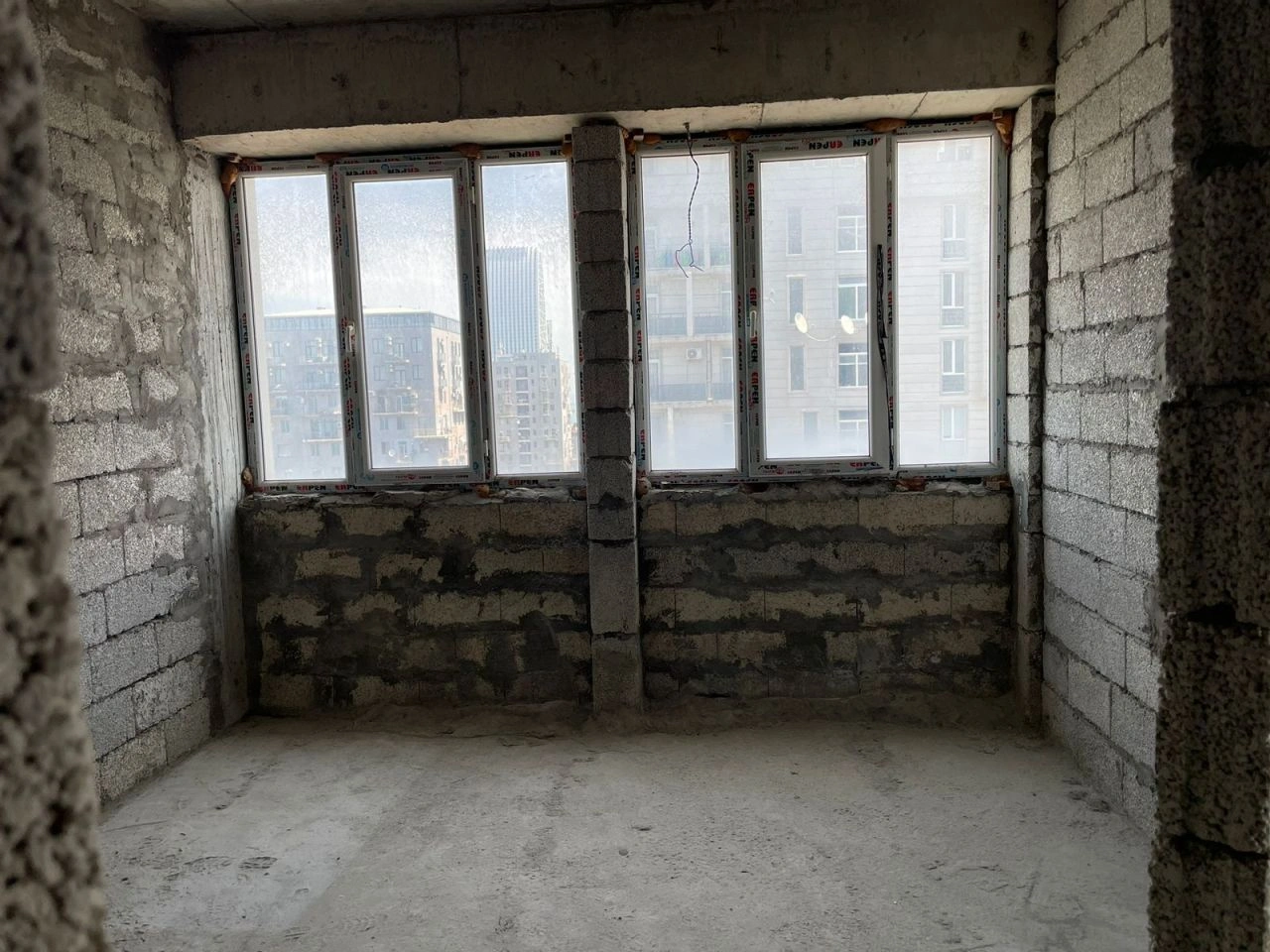 Светлая 2+1 квартира в черновой отделке в Батуми