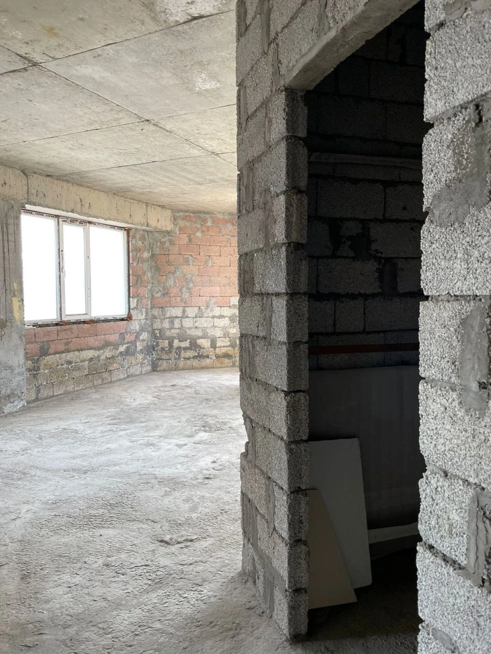 Светлая 2+1 квартира в черновой отделке в Батуми