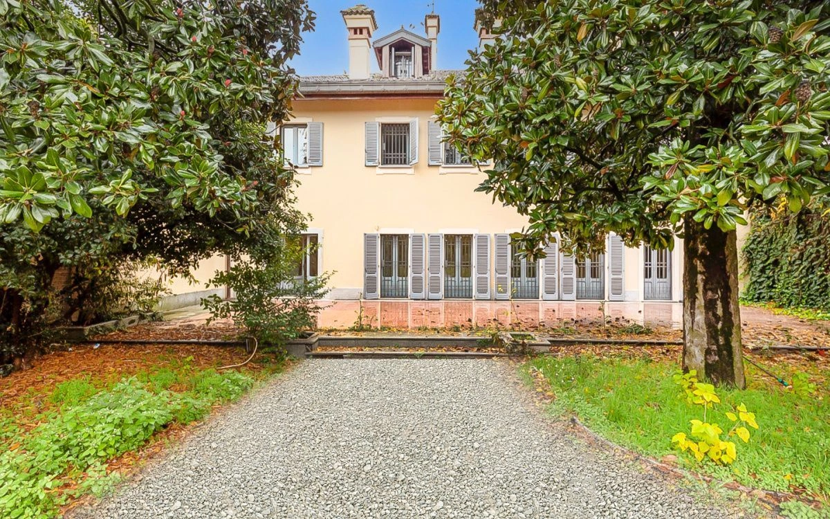 Историческая вилла в пригороде Милана - 2,250,000 €
