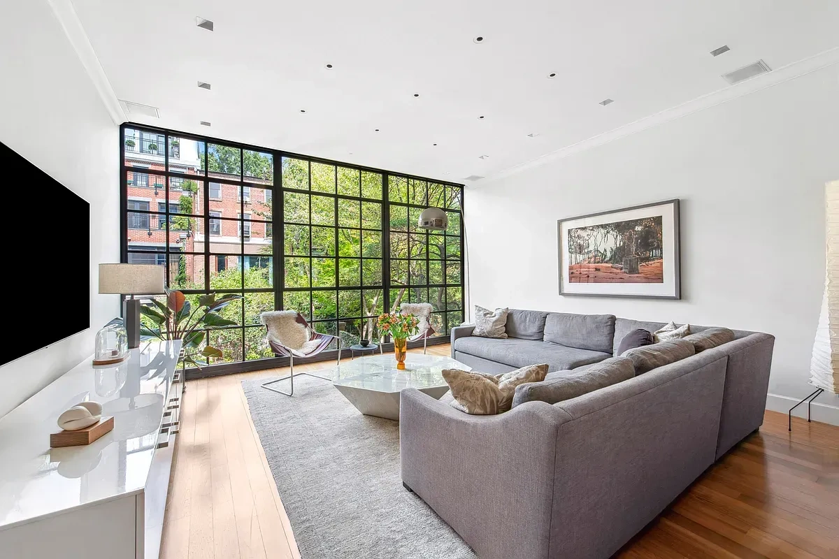 Таунхаус с современными отделками в историческом районе Нью-Йорка, США