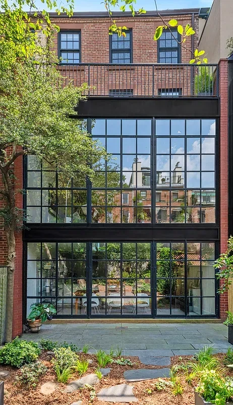 Таунхаус с современными отделками в историческом районе Нью-Йорка, США