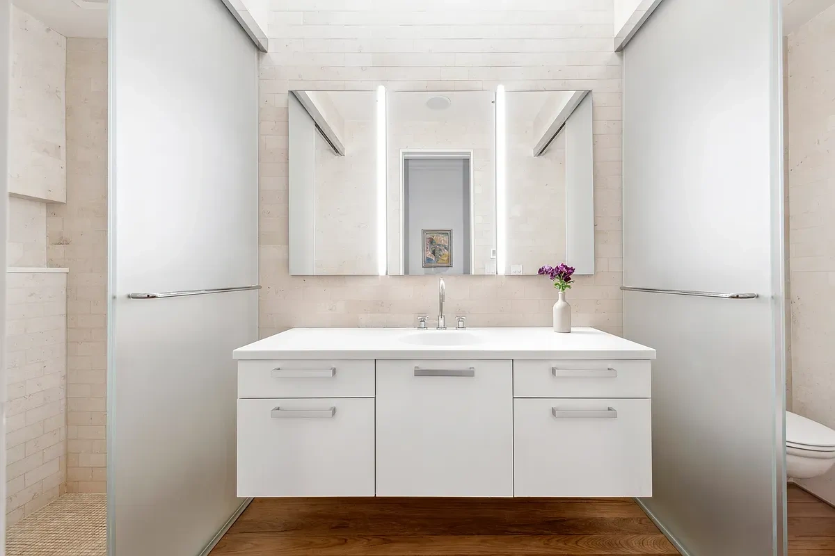 Таунхаус с современными отделками в историческом районе Нью-Йорка, США