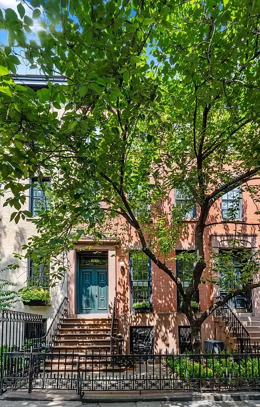 Таунхаус с современными отделками в историческом районе Нью-Йорка, США