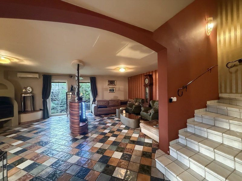 Вилла 4+1 в тихом и зеленом районе Домжале