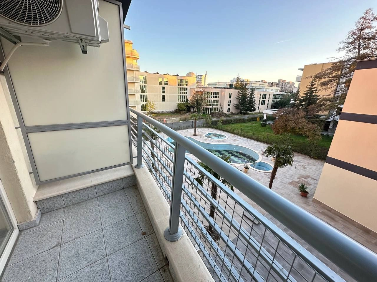 Студия с бассейном и рестораном на Солнечном Берегу - 43,850 €