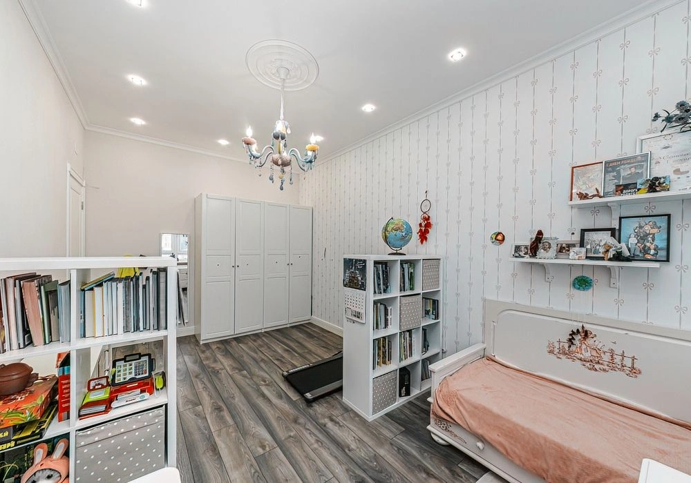 <p>3-комнатная квартира в тихом районе Ленинского района, недалеко от центра.</p>