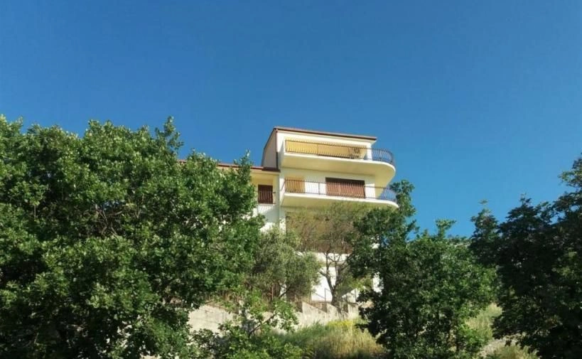 Дом с 3 спальнями и видом на море.