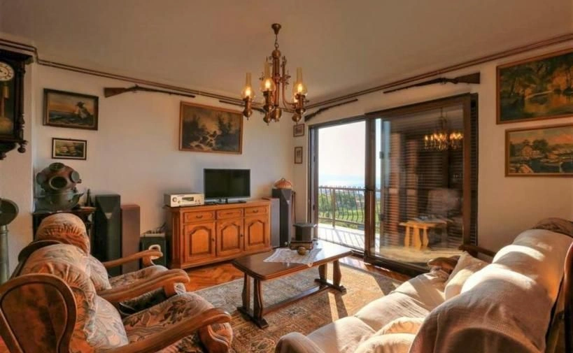 Дом с 3 спальнями и видом на море.