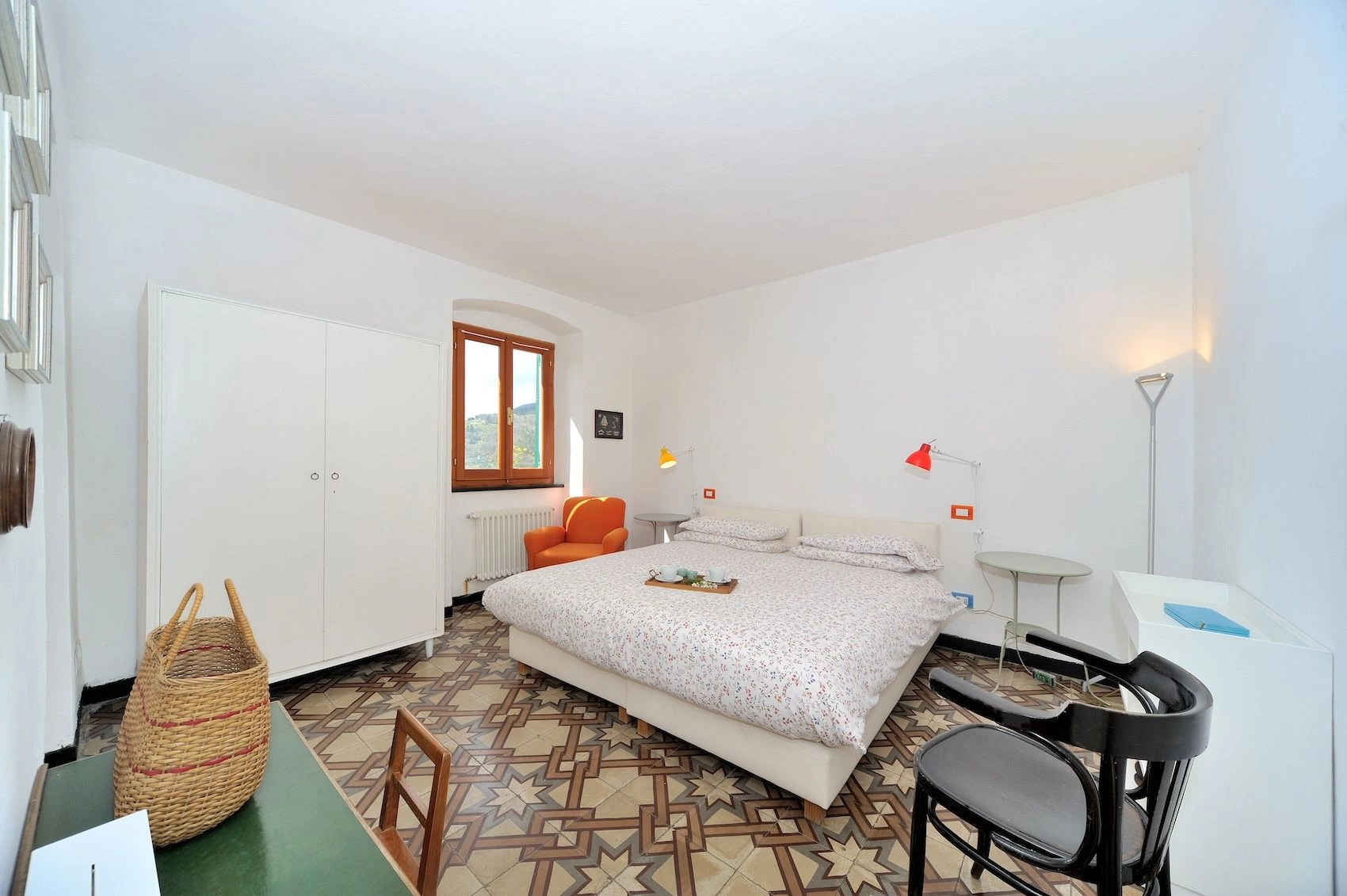 Великолепная трехэтажная вилла с видом на море