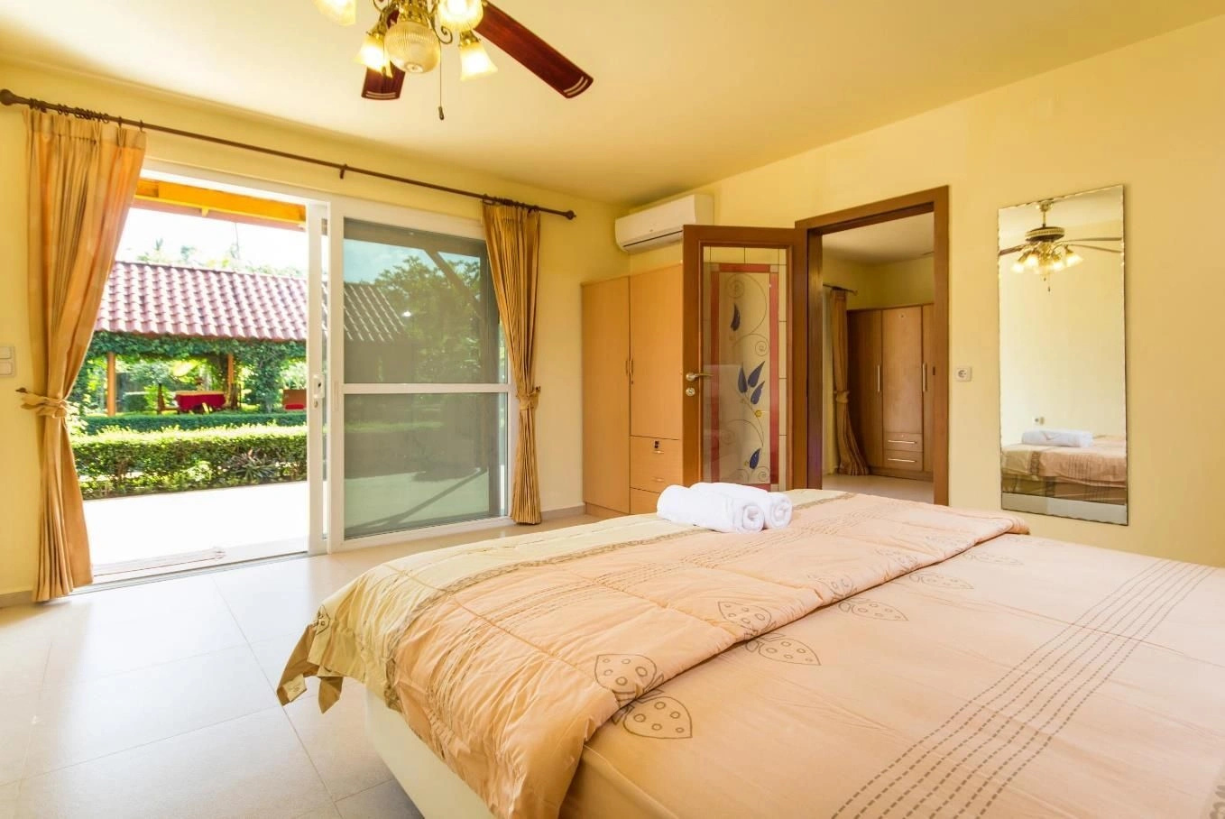 Красивая вилла с бассейном, гостевым домом и бунгало