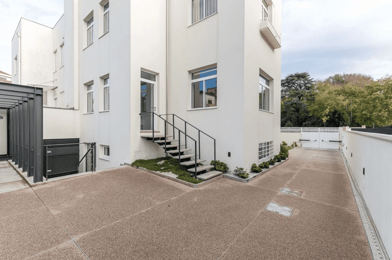 Трёхэтажная коммерческая недвижимость