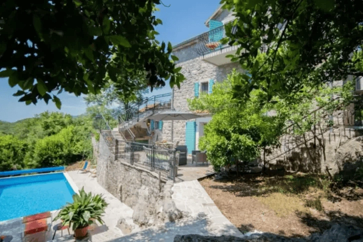 Каменная вилла 2+1 в Миловичах на полуострове Лустика