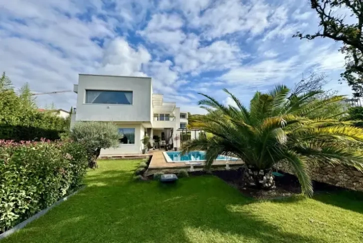 Роскошная вилла площадью 155 м2 на первой линии моря в городе Ријека