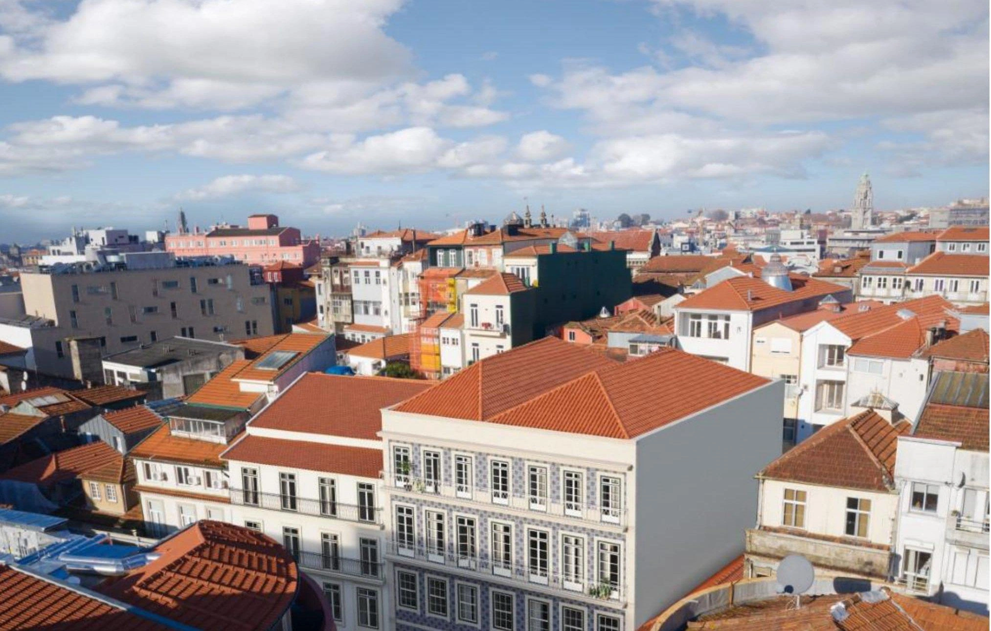 Апартаменты в проекте реновации в историческом центре Порту, Португалия