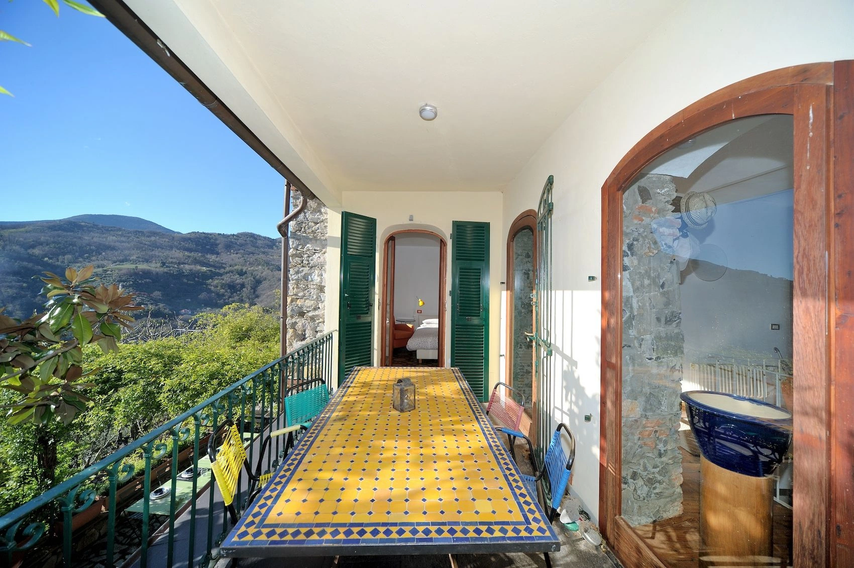 Великолепная трехэтажная вилла с видом на море