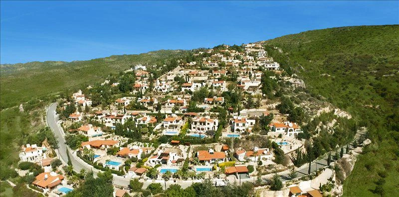 Виллы в жилом комплексе рядом с полем для гольфа в Пафосе, Кипр