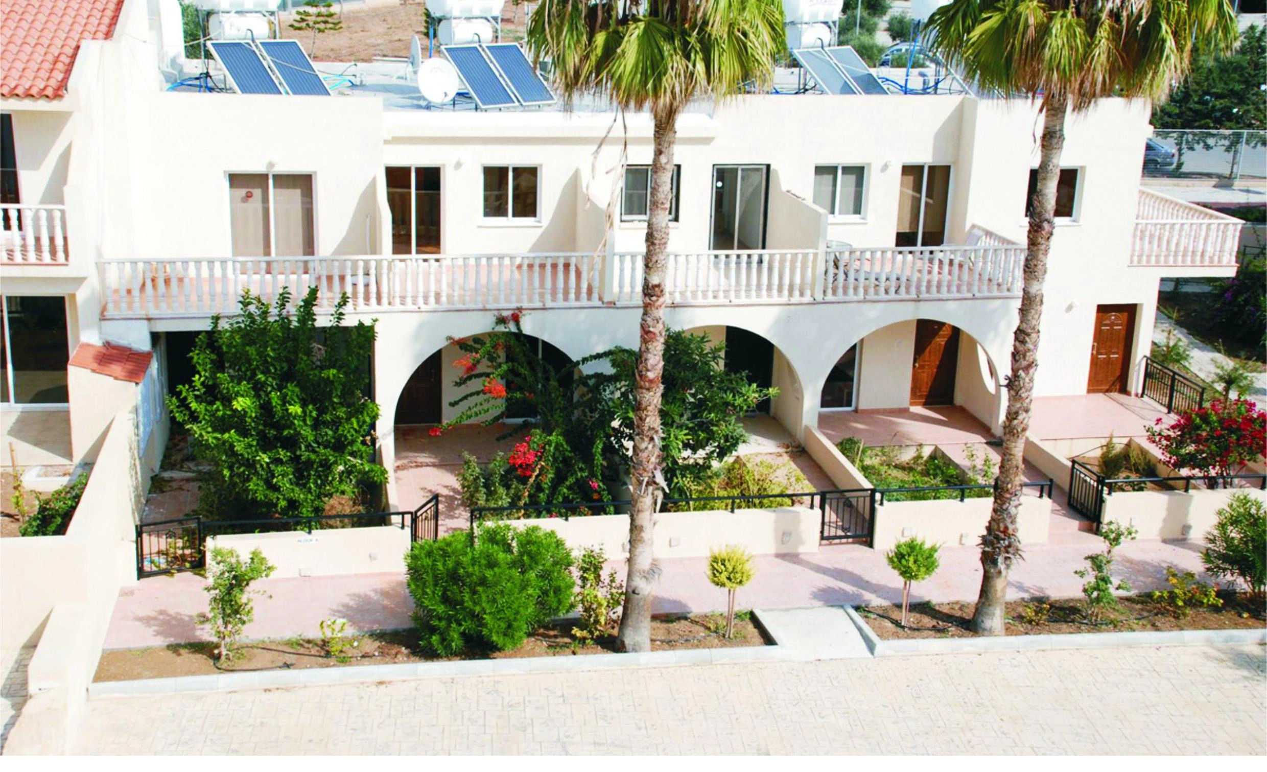 Таунхаусы с бассейном и садом в Пафосе, Кипр