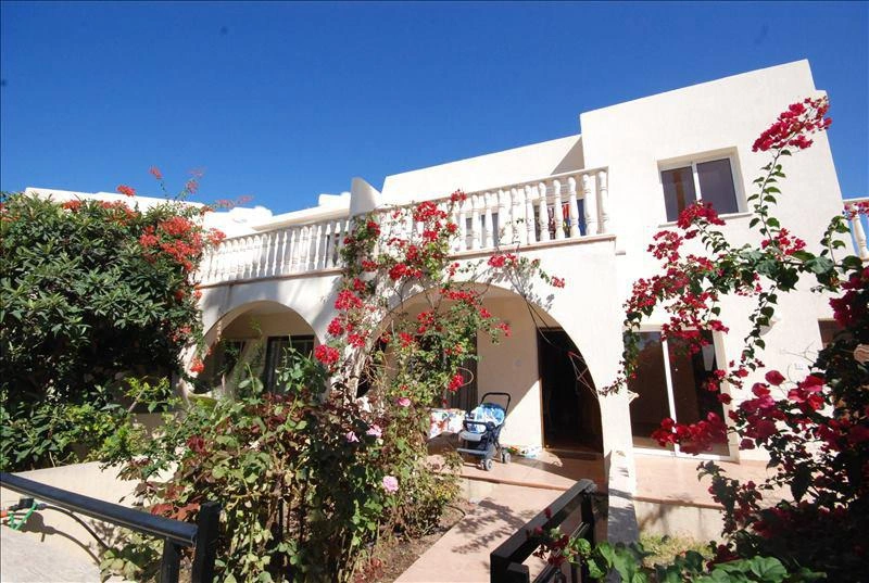 Таунхаусы с бассейном и садом в Пафосе, Кипр