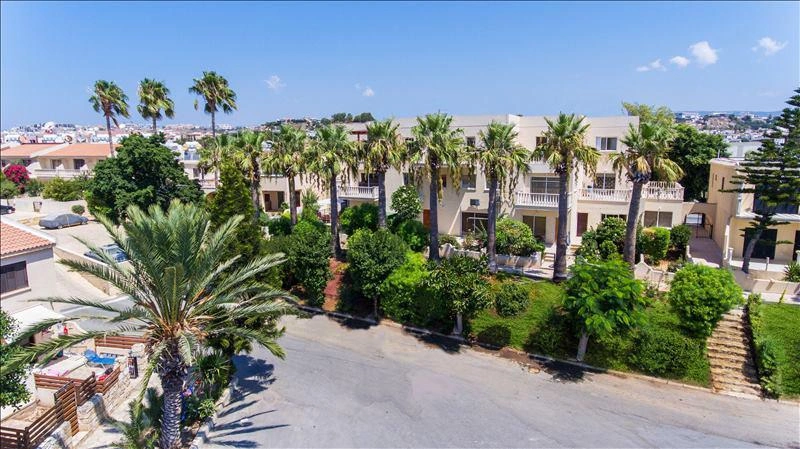 Таунхаусы с бассейном и садом в Пафосе, Кипр